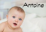 lachendes Baby mit dem Namen Antoine | © iStock.com | KristinaKibler