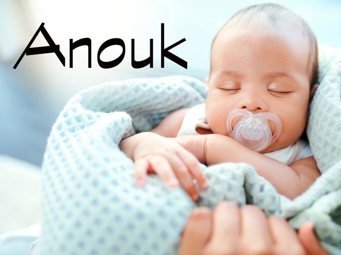 schlafendes Baby mit dem Namen Anouk | © iStock.com | katleho Seisa