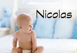 lachendes Baby mit dem Namen Nicolas | © iStock.com | FamVeld