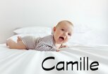 lachendes Baby mit dem Namen Camille | © iStock.com | Demkat