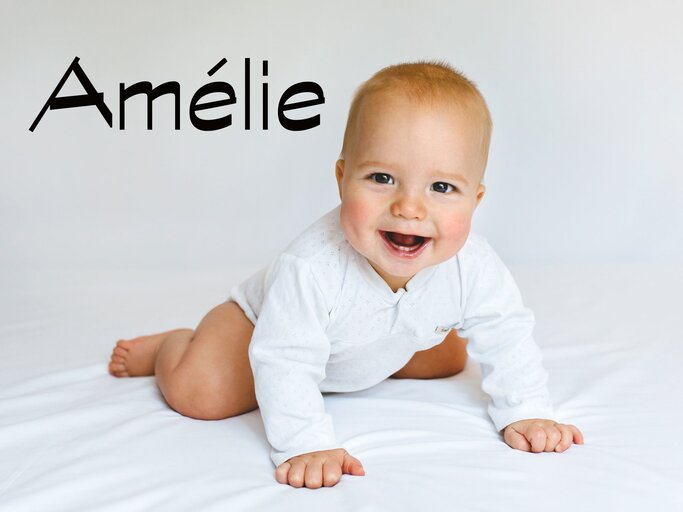 lachendes Baby mit dem Namen Amelie | © iStock.com | Vera Livchak 