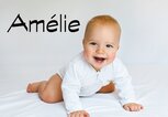 lachendes Baby mit dem Namen Amelie | © iStock.com | Vera Livchak 