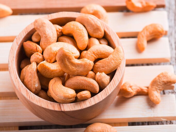 Geröstete Cashewkerne auf rustikalem Holz | © iStock.com / Teen00000