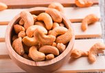Geröstete Cashewkerne auf rustikalem Holz | © iStock.com / Teen00000