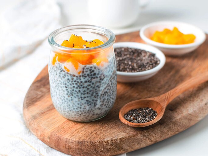 Chia Pudding in Glas mit Mandelmilch und Mango | © iStock.com / Anastasia Turshina