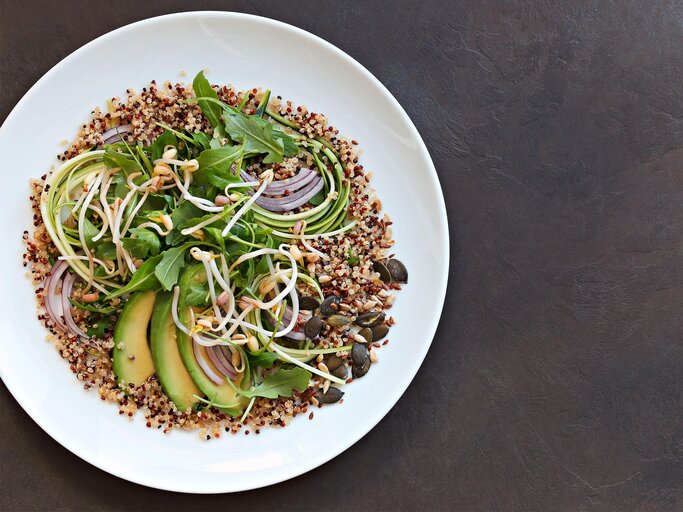 Quinoa-Detox-Salat | © iStock.com / los_angela