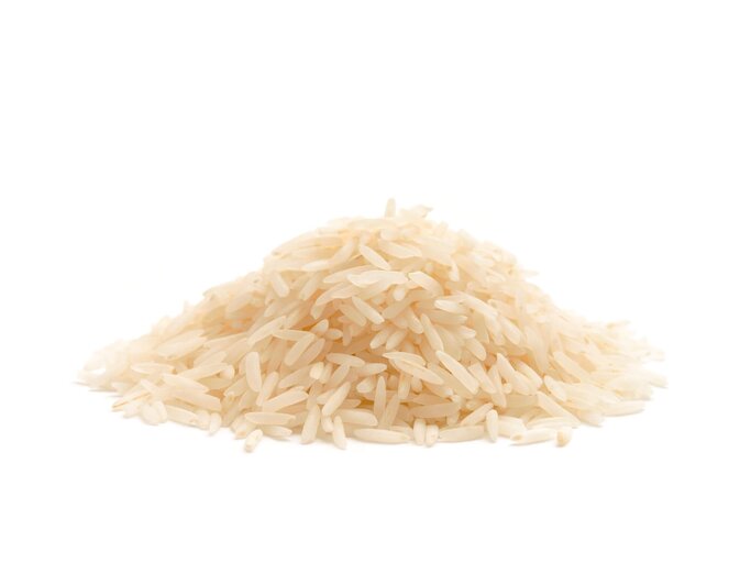 Kleiner Haufen Reiskörner auf weißem Hintergrund.  | © iStock.com / AlasdairJames