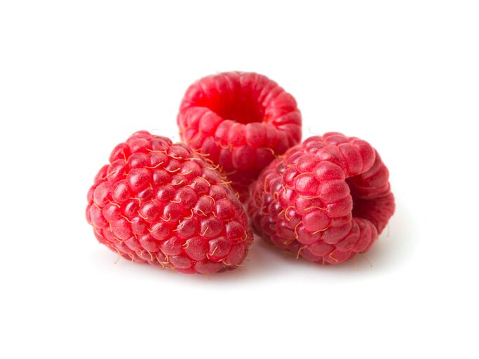 Drei Himbeeren auf weißem Hintergrund.  | © iStock.com / julichka