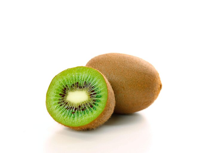 Zwei Kiwis auf einem weißen Hintergrund. | © iStock.com / Antagain