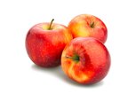 Rote Äpfel auf einem weißen Hintergrund. | © iStock.com / bergamont