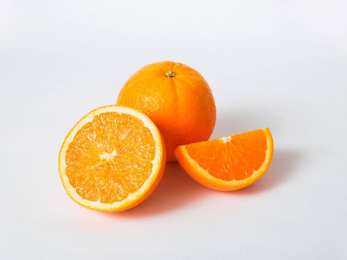 Navel-Orange auf einem weißen Hintergrund. | © iStock.com / MangoStar_Studio