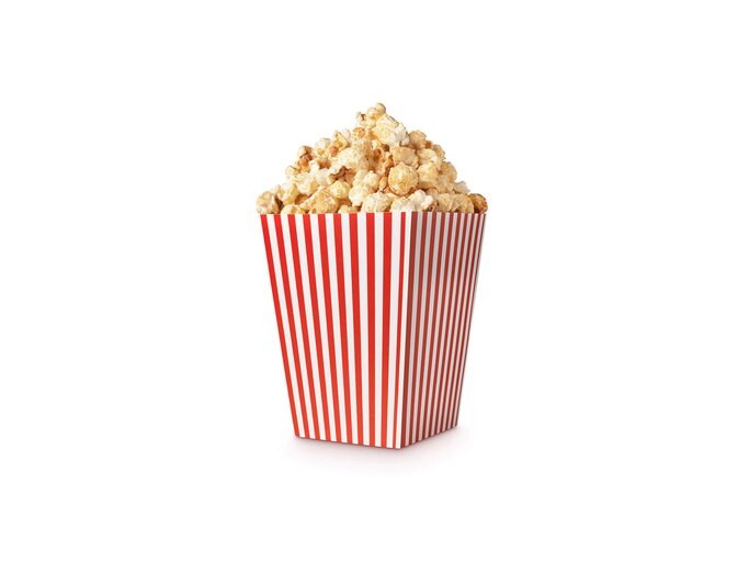 Popcorntüte auf einem weißen Hintergrund. | © iStock.com / nixoncreative