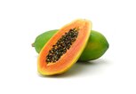 Papaya auf einem weißen Hintergrund. | © iStock.com / design56