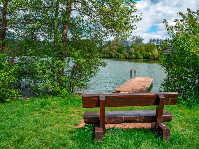 Holzbank am See auf dem Land | © iStock.com / Animaflora