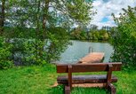 Holzbank am See auf dem Land | © iStock.com / Animaflora