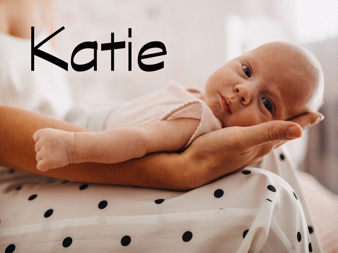 Kleines Baby liegt auf dem Arm der Mutter dazu der Name Katie | © iStock.com / StefaNikolic