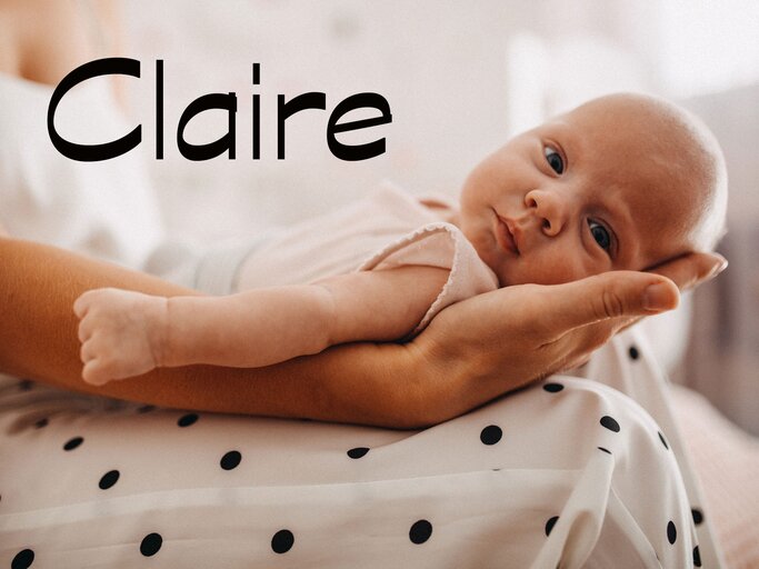Kleines Baby liegt auf dem Arm der Mutter dazu der Name Claire | © iStock.com / StefaNikolic
