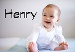lachendes Baby mit dem Namen Henry | © iStock.com / Mikolette