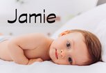 süßes Baby mit dem Namen Jamie | © iStock.com / petrunjela