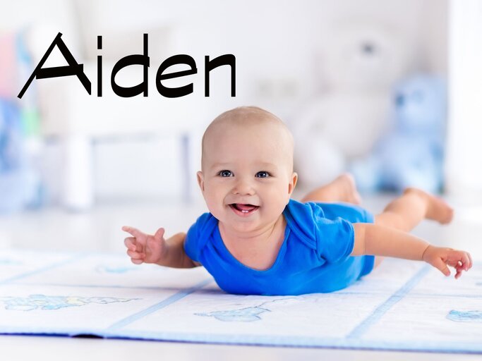 lachendes Baby mit dem Namen Aiden | © iStock.com / FamVeld