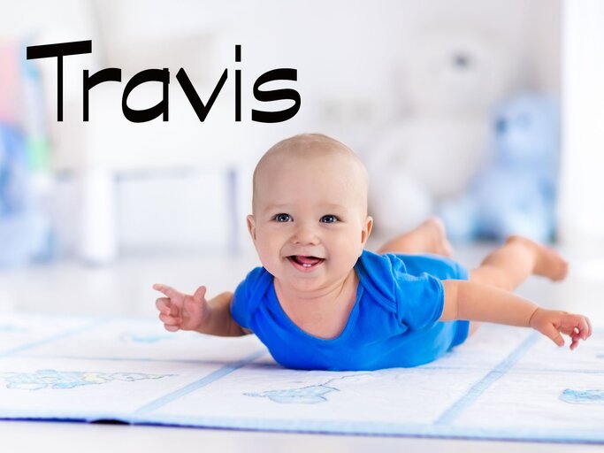 lachendes Baby mit dem Namen Travis | © iStock.com / FamVeld