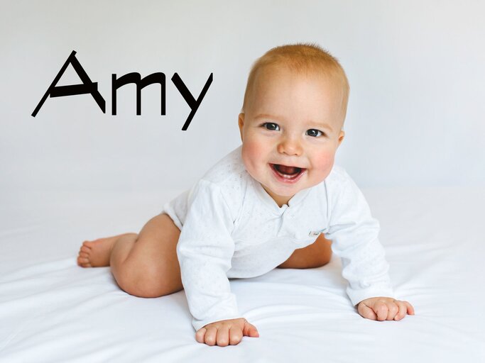 lachendes Baby mit dem Namen Amy | © iStock.com / Vera Livchak 