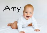 lachendes Baby mit dem Namen Amy | © iStock.com / Vera Livchak 