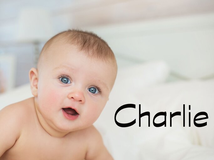 lachendes Baby mit dem Namen Charlie | © iStock.com / KristinaKibler