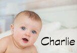 lachendes Baby mit dem Namen Charlie | © iStock.com / KristinaKibler