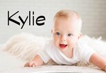 lachendes Baby mit dem Namen Kylie | © iStock.com / Nagaiets