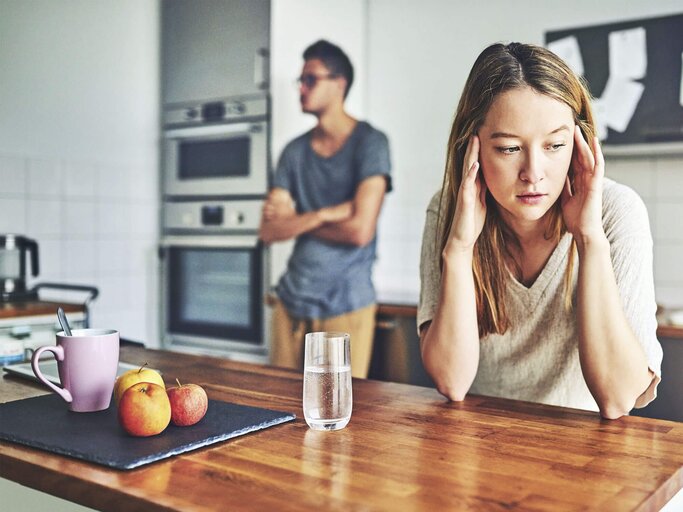 Paar steht in der Küche und diskutiert. | © iStock.com / Charday Penn