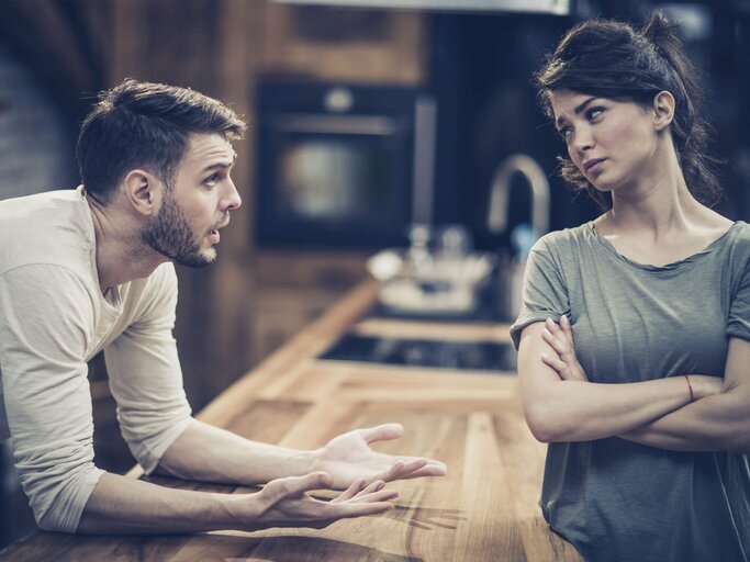 Junges Paar streitet, während sie in der Küche stehen. | © iStock.com / skynesher