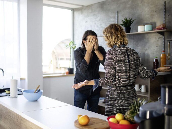 Konflikt zwischen Mann und Frau in der Küche. | © iStock.com / miodrag ignjatovic