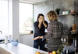 Konflikt zwischen Mann und Frau in der Küche. | © iStock.com / miodrag ignjatovic