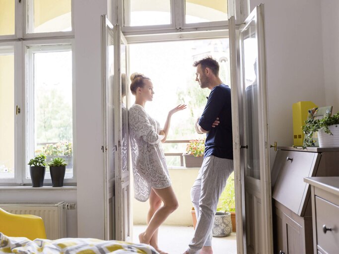 Paar streitet sich am Morgen auf dem Balkon. | © iStock.com / izusek