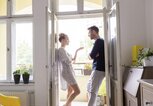 Paar streitet sich am Morgen auf dem Balkon. | © iStock.com / izusek