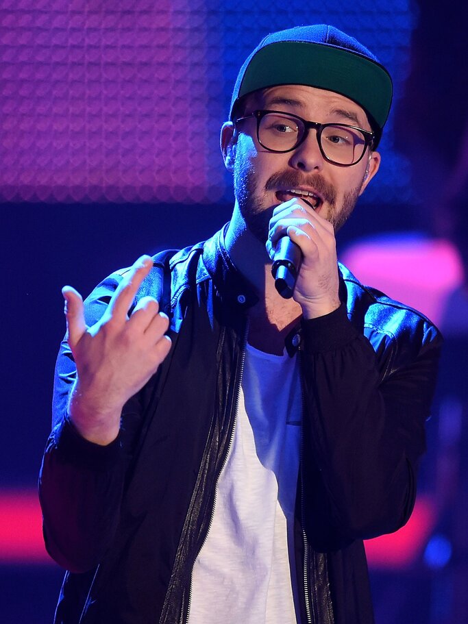 Mark Forster singt auf der Bühne | © Getty Images / Sascha Steinbach