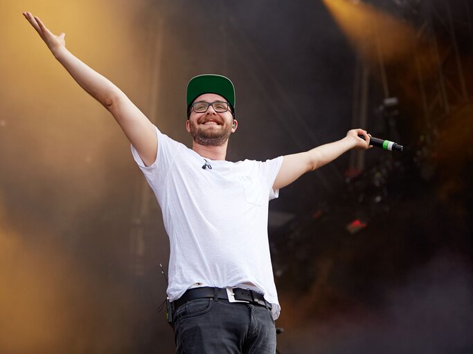 Mark Forster steht mit ausgebreiteten Armen auf der Bühne | © Getty Images / Sebastian Reuter