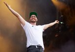 Mark Forster steht mit ausgebreiteten Armen auf der Bühne | © Getty Images / Sebastian Reuter