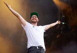 Mark Forster steht mit ausgebreiteten Armen auf der Bühne | © Getty Images / Sebastian Reuter