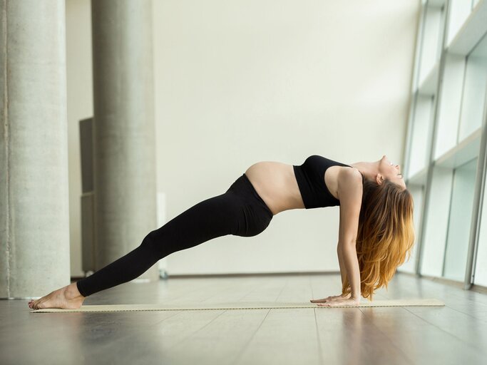 Brücke - Fitnessübung für Schwangere | © iStock.com / rilueda