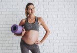 Schwangere Frau mit Fitnessmatte unter dem Arm | © iStock.com / Vasyl Dolmatov