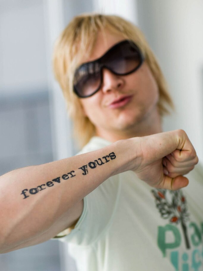 Samu Haber zeigt sein Tattoo auf dem Unterarm im Jahr 2010. | © Gettyimages.de / Marco Prosch