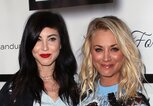 Kaley Cuoco und Schwester Briana | © Getty Images / David Livingston