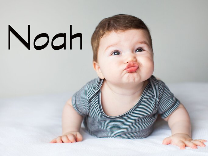 Baby zieht eine Schnute daneben der Name Noah | © iStock.com / Vera Livchak