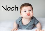 Baby zieht eine Schnute daneben der Name Noah | © iStock.com / Vera Livchak