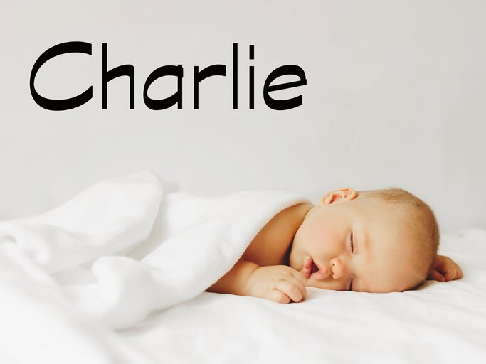 Schlafendes Baby mit dem Namen Charlie | © iStock.com / Vera Livchak 