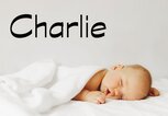 Schlafendes Baby mit dem Namen Charlie | © iStock.com / Vera Livchak 
