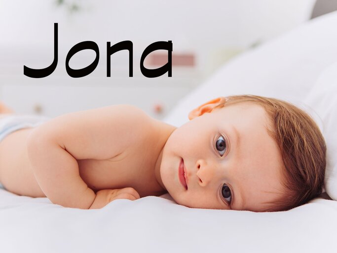 Süßes Baby mit dem Namen Jona | © iStock.com / petrunjela