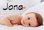 Süßes Baby mit dem Namen Jona | © iStock.com / petrunjela